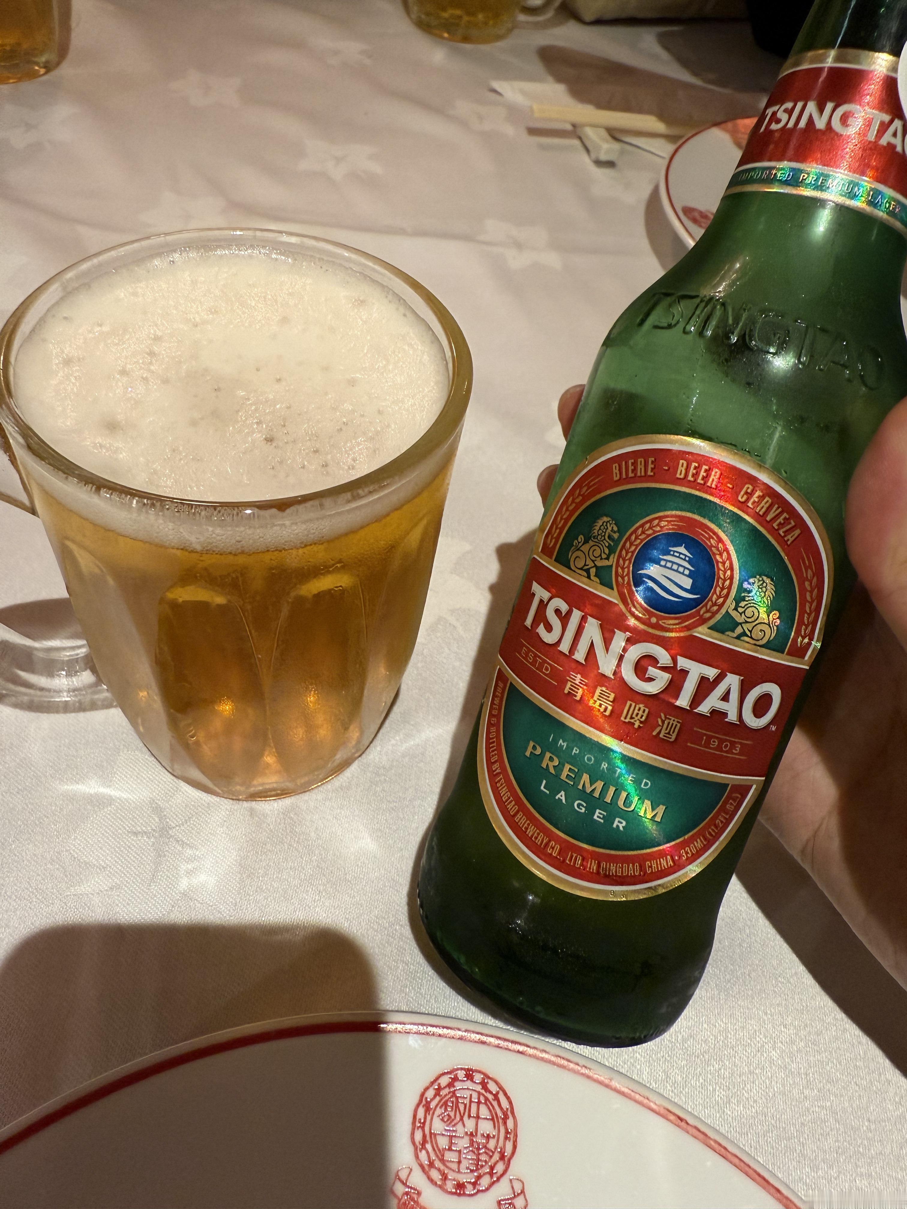 在阿布扎比的中华饭店点了一瓶青岛啤酒。像假酒，没啥啤酒味儿。  