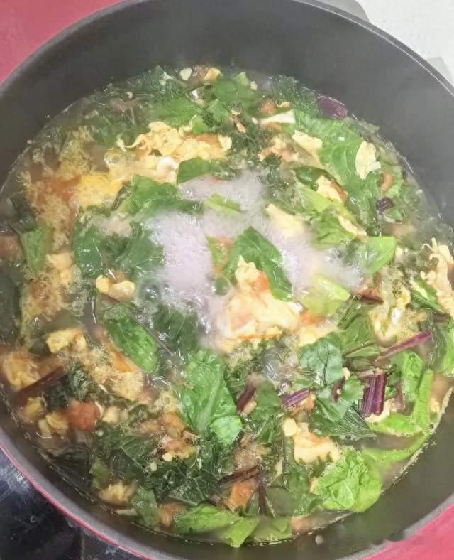 一把甜菜叶+三个冻西红柿+两个鸡蛋，炖出一锅粉红色的汤
