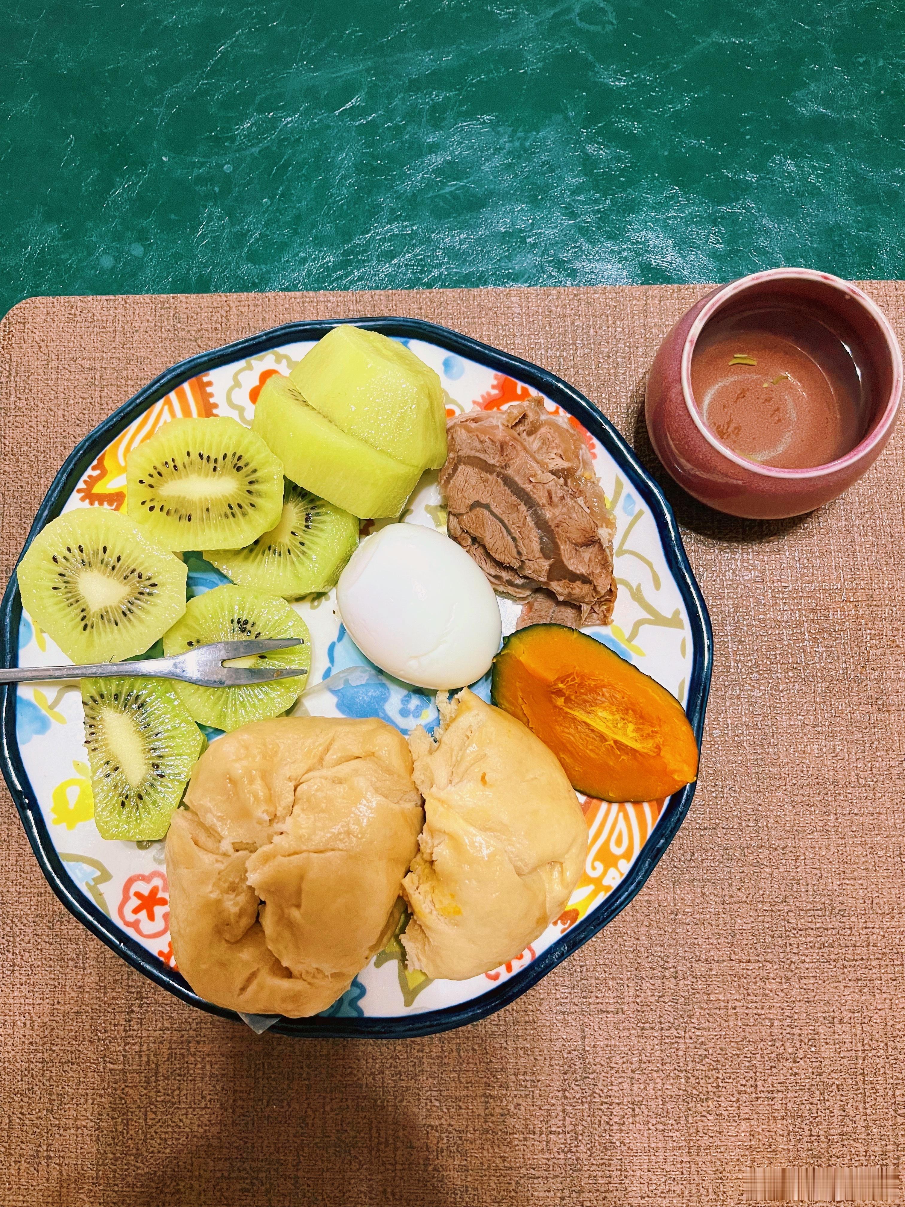 几天没发一人食了，早饭：卤的牛腱子、昨天做的红糖馒头，翻车了没发起来，白煮蛋、猕