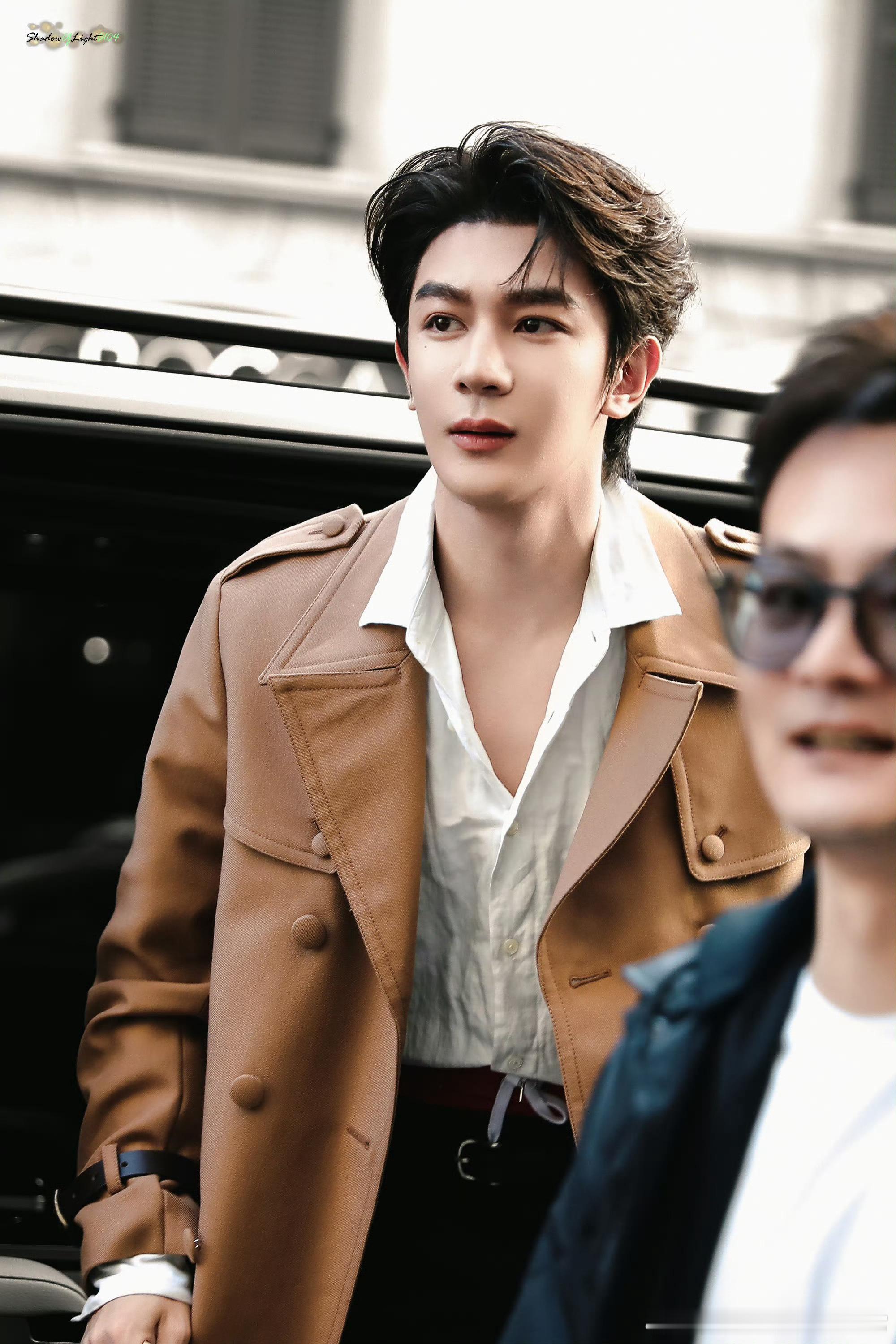 夏之光米兰时装周内场米兰时装周夏之光氛围感拉满，内场镜头下气质出众，身姿挺拔，从