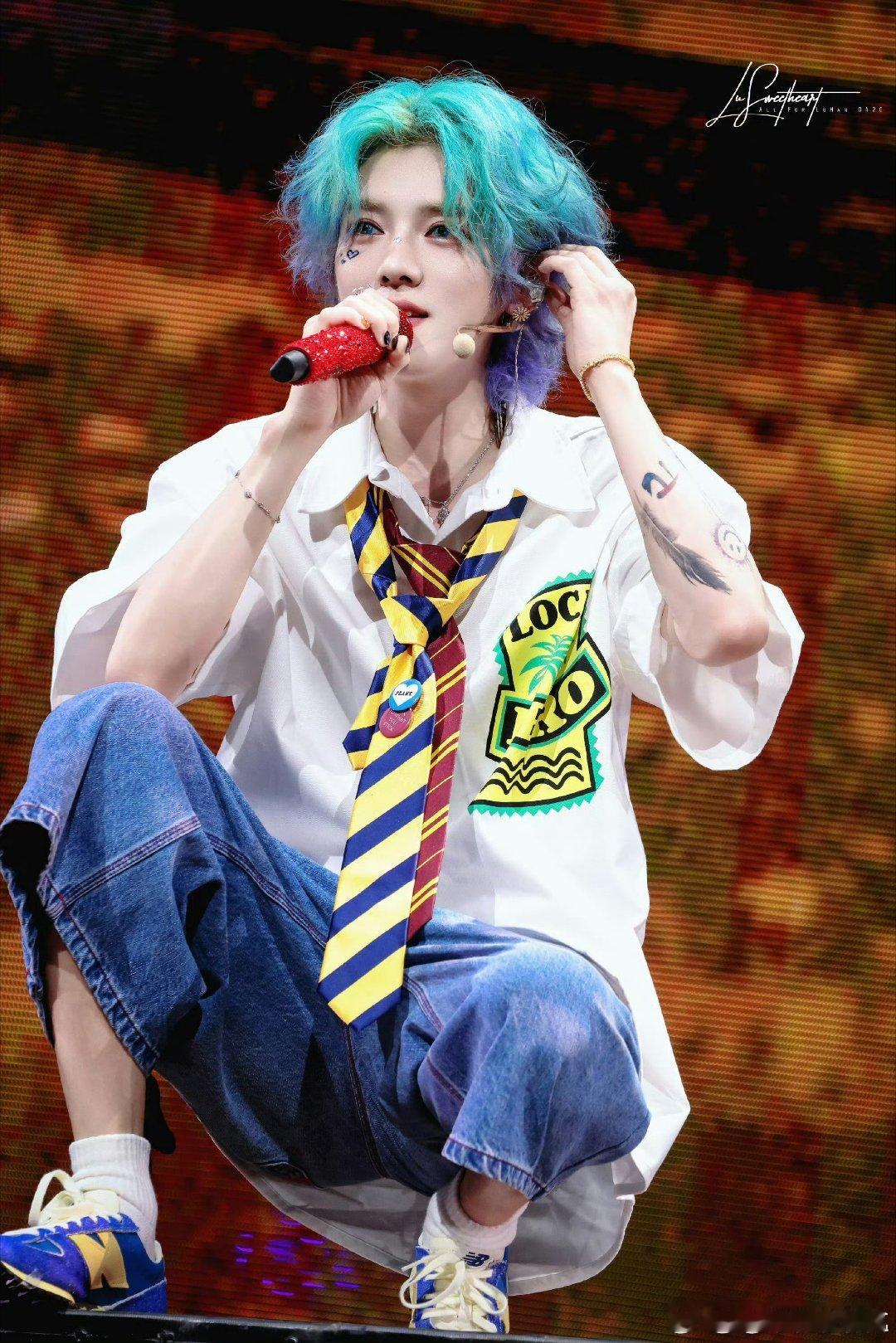 鹿晗白衬衫男大轻轻松松拿捏少年感~ ​​​