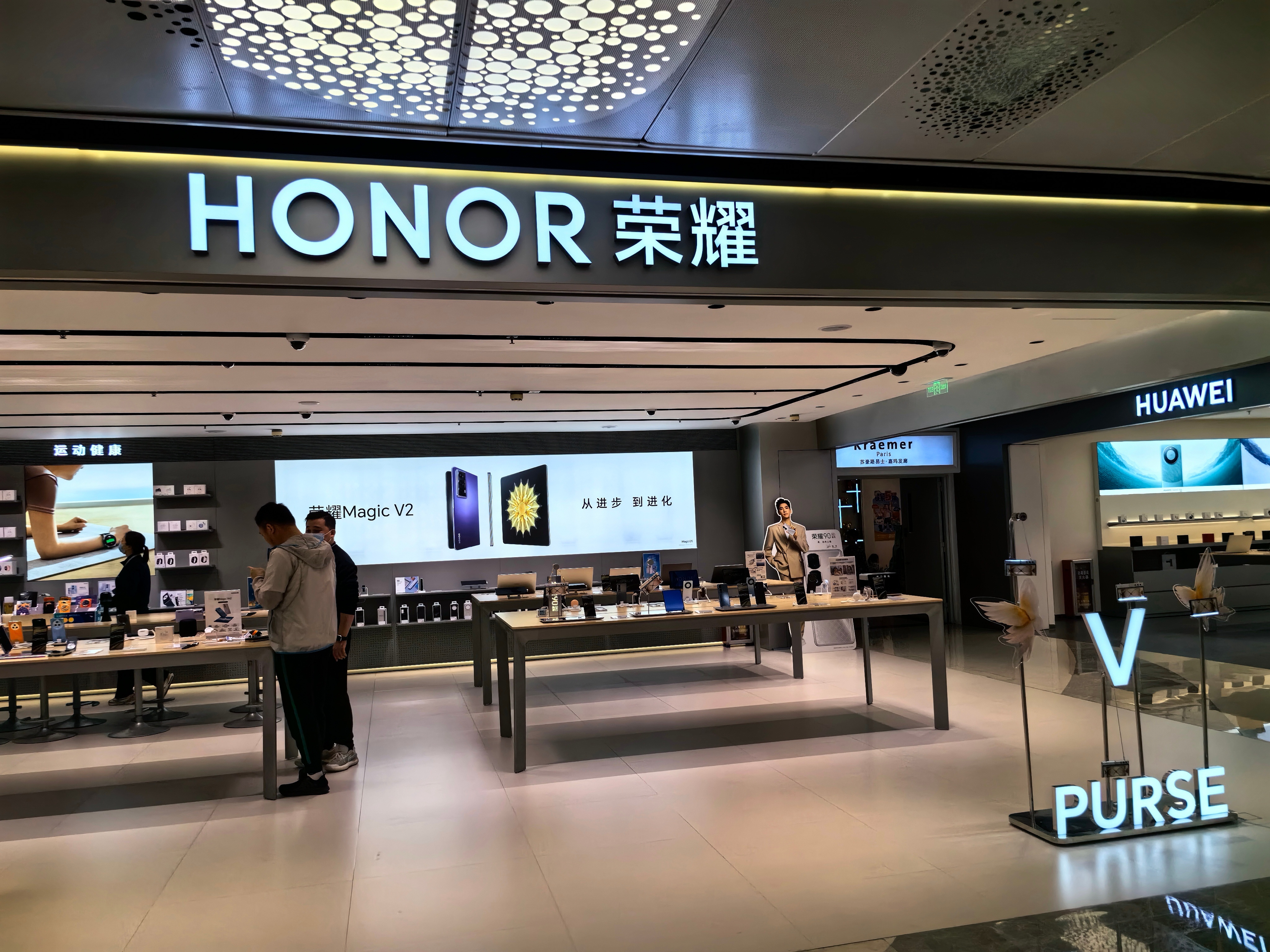 在天河区天河广场转了转，这边4楼数码区，大周末刚上午就已经人来人往了。这个商场里