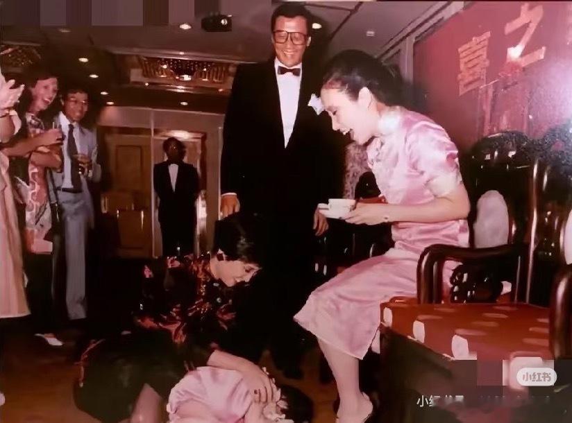 看到汪明荃认谢婷婷做干女儿的新闻，脑海里全是1983年那张老照片。那时候的“认亲