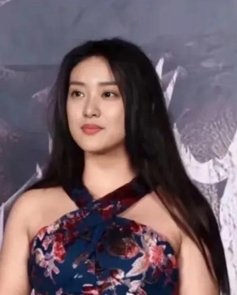 她五官清秀，天生丽质，眼睛清澈明亮，一袭长发飘飘犹如仙女下凡，虽然皮肤偏黑，但迷