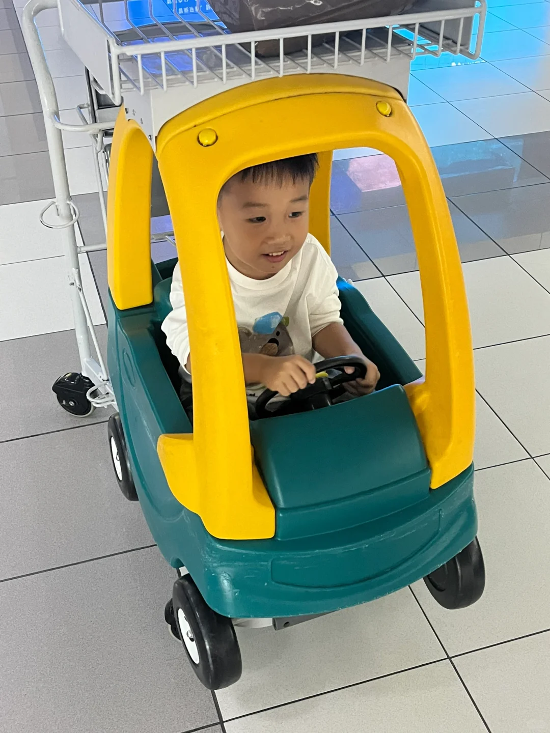 在等飞机✈️小朋友