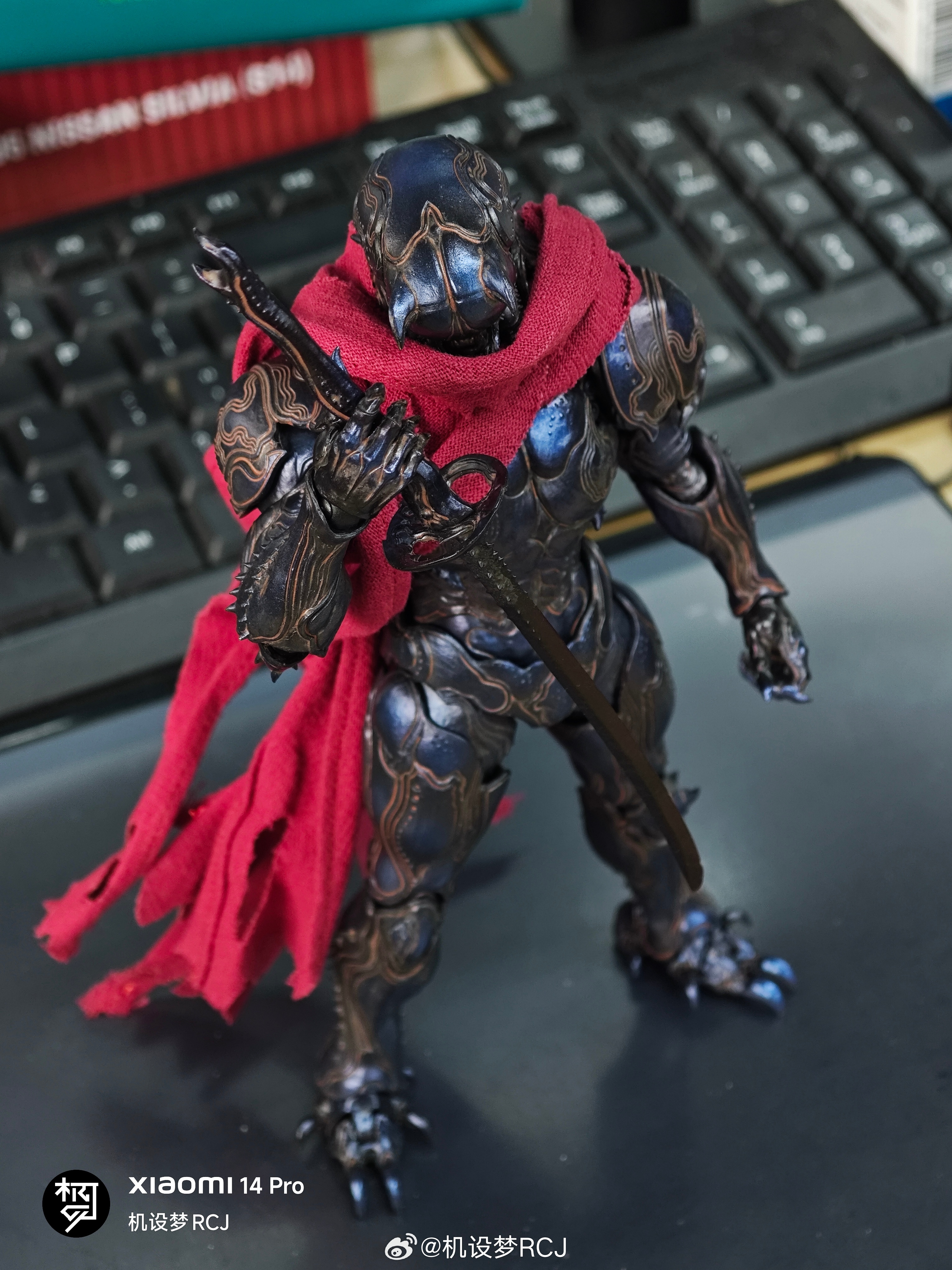 今天摸了 romankey鬼蚁活动的披风到了（反握刀柄很舒服，不易掉） 