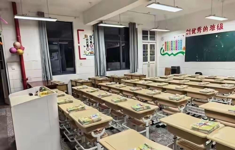 江苏连云港，孩子刚上一年级，家委会就在群里接龙，让家长统一给购买349元的课桌。