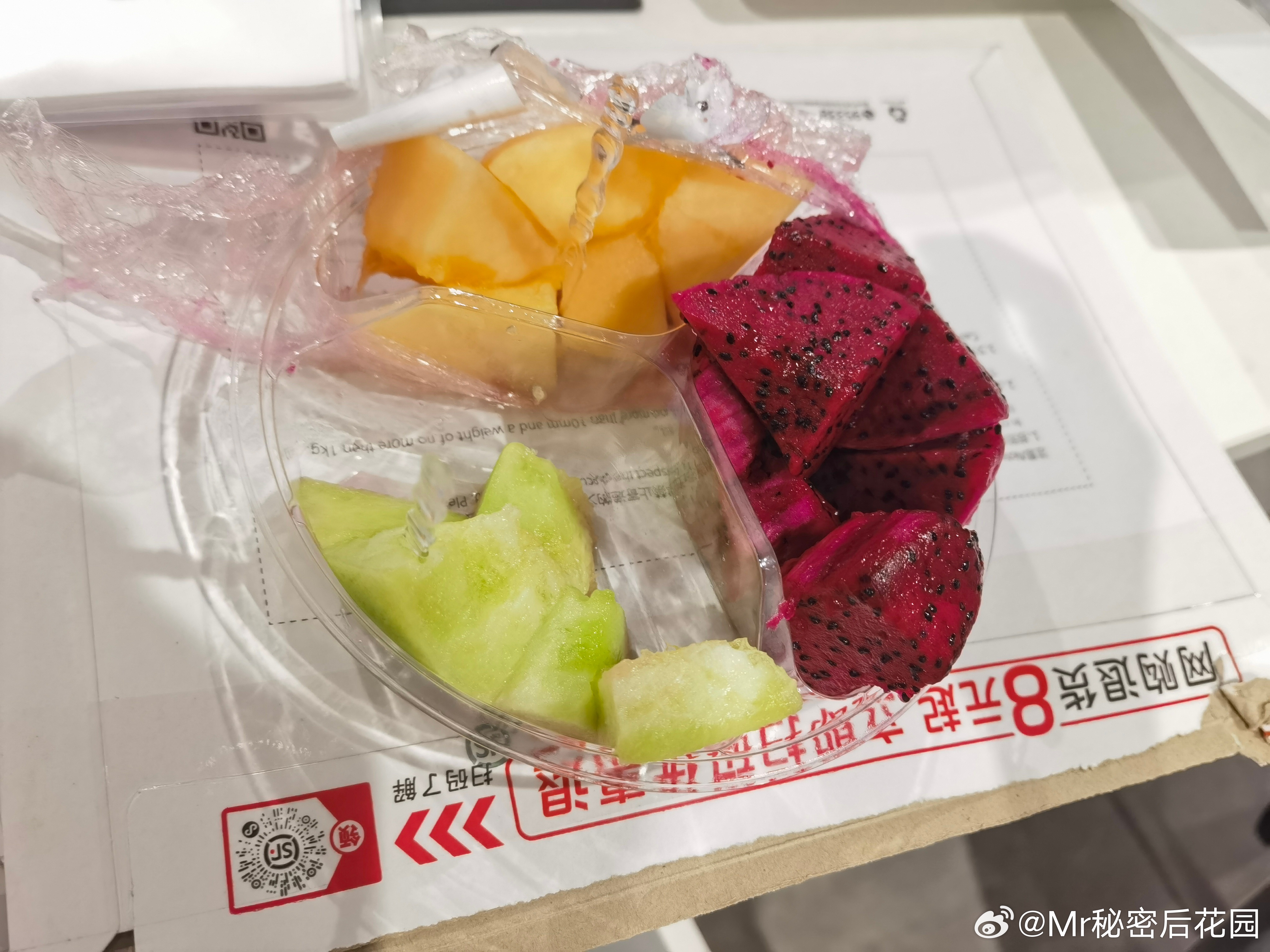 晚上加会班，程程给我带了泡菜汤和爱心水果，暖暖的很贴心[笑cry]夫夫 ​​​