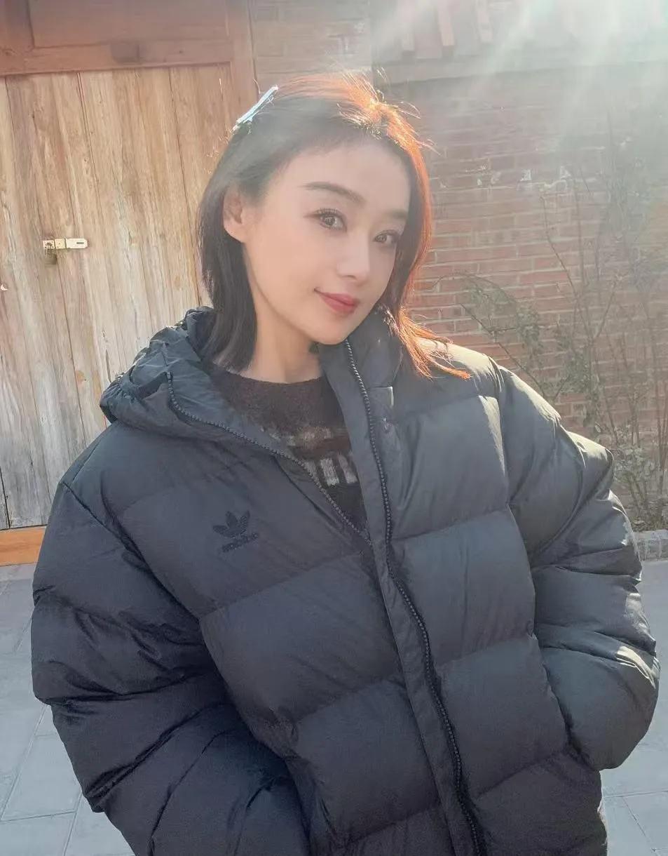 ✨ 袁姗姗的羽绒服穿搭，保暖又时髦！
 
黑色短款羽绒服配阔腿裤，简约又温暖，加