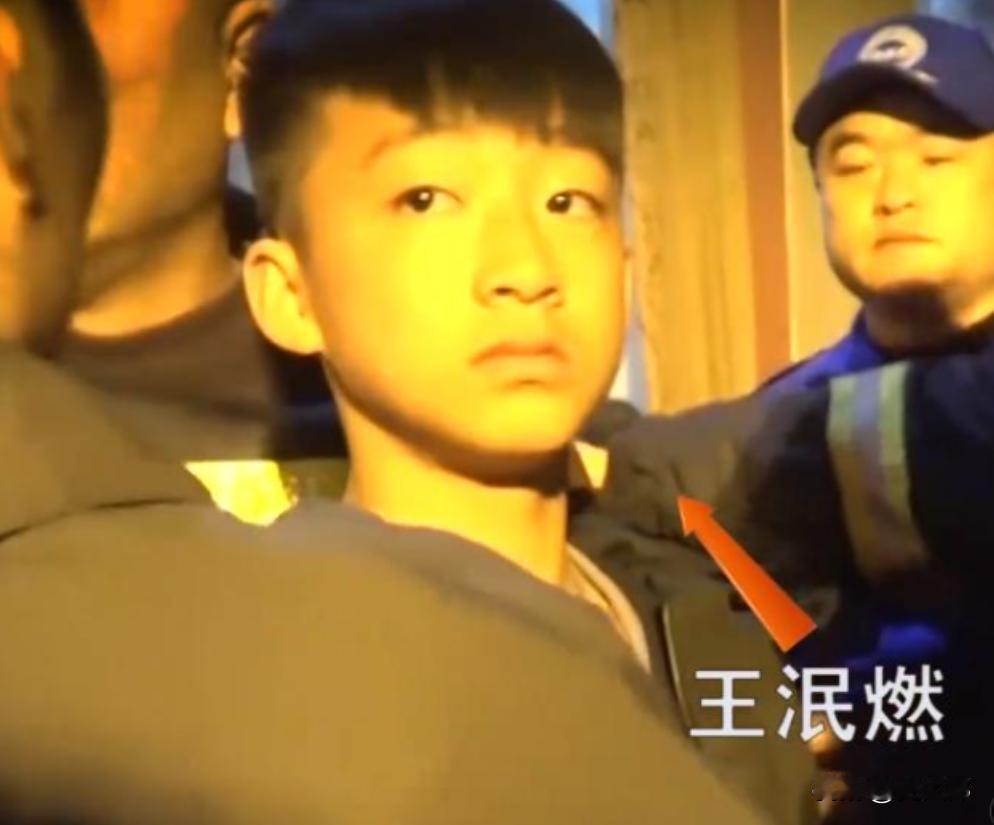 2019年河南，3岁女童栽进20米枯井，父亲跪地求人，连消防都摇头下不去。就在全