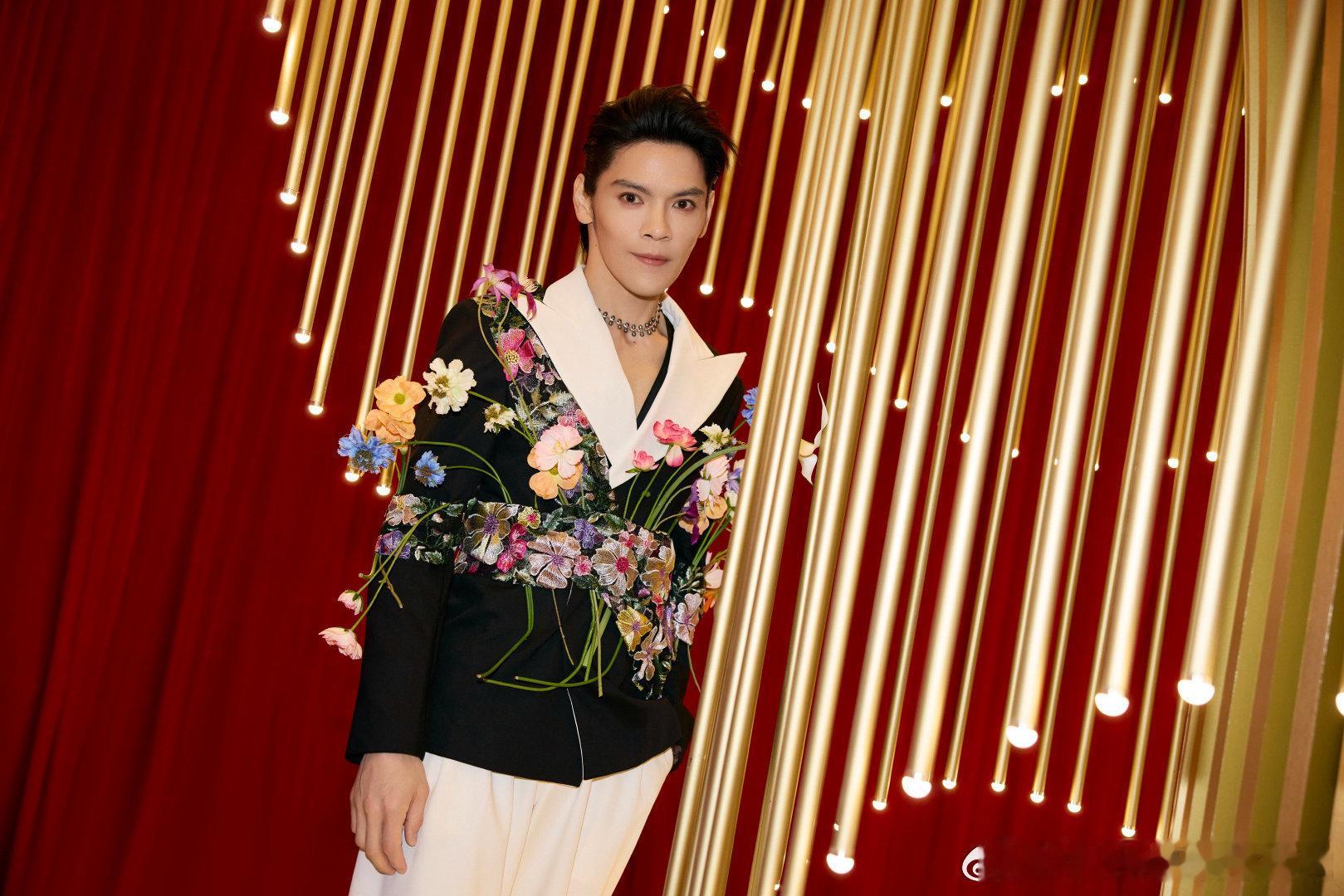 向佐否认改剧本演员是盛一伦 面对持续发酵的改剧本舆论，向佐公开做出清晰回应，否认