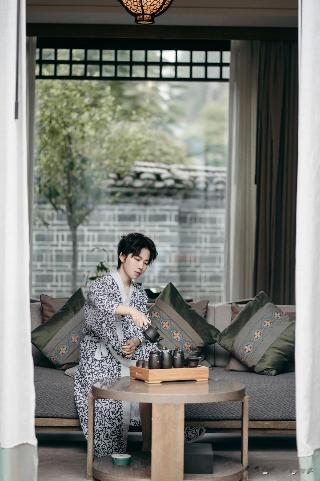 又是在阳朔悦榕庄度假的一天
这样的落地玻璃大浴缸谁受得了呀🤩
酒店给我送来了玫