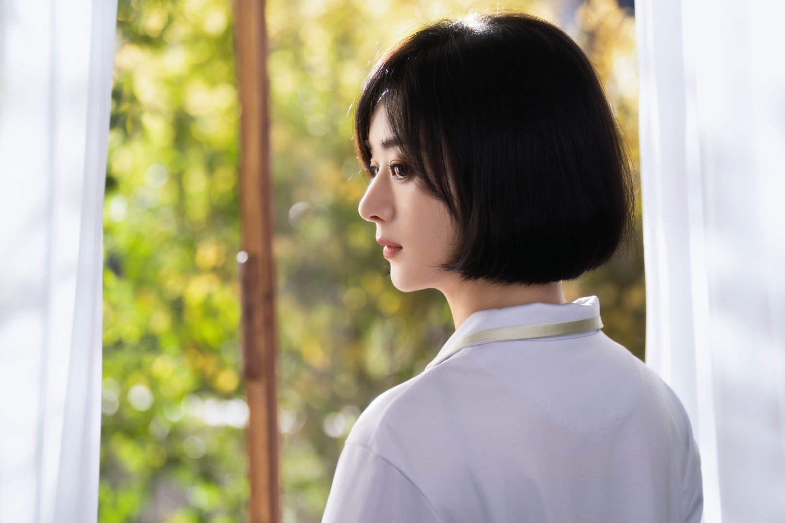 赵丽颖赵丽颖 zly纪梵希全球彩妆代言人赵丽颖﻿ “山林不向四季起誓 荣枯随缘 