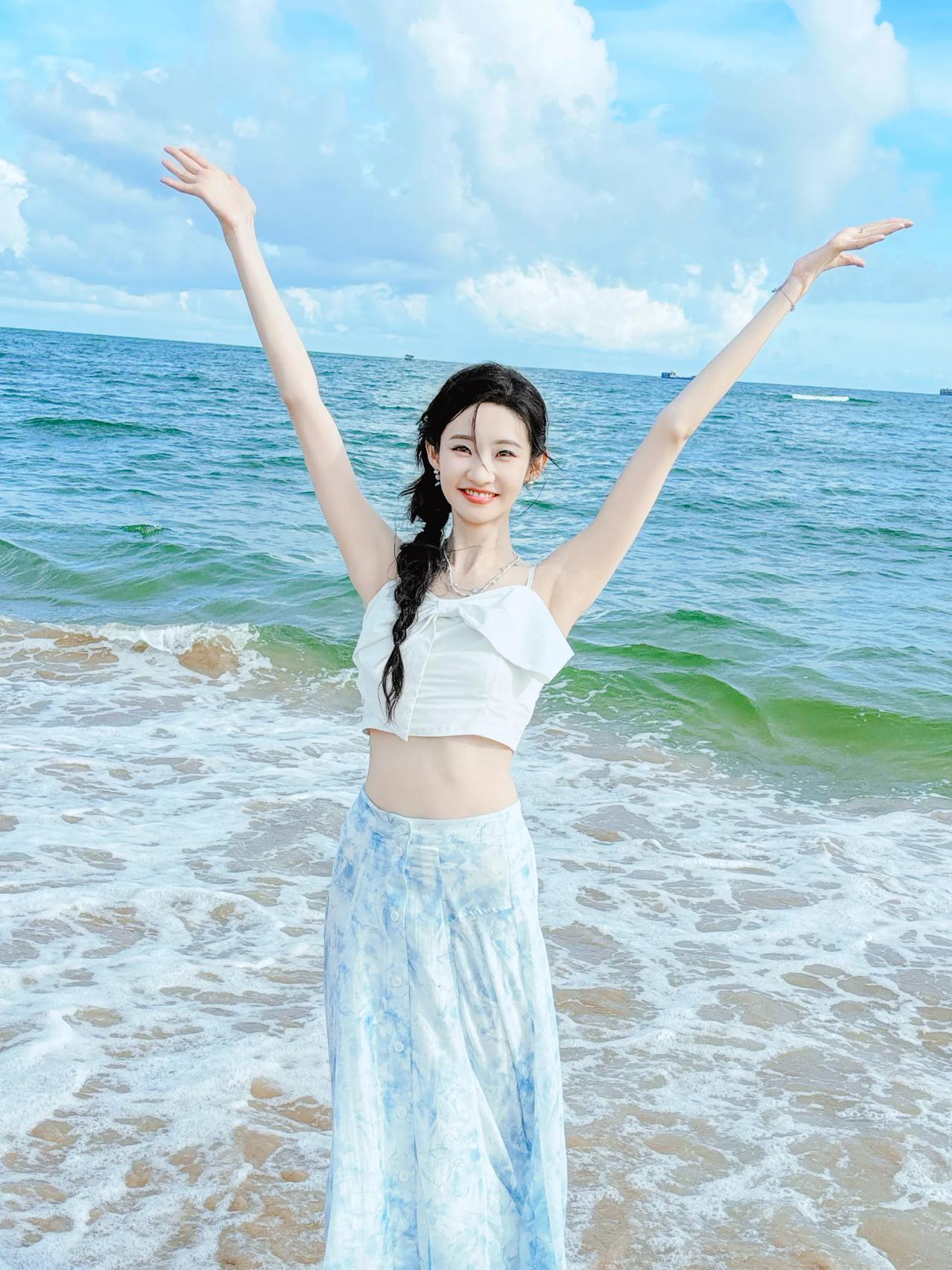 张艺凡夏日海边踏浪而来，悠然自在做最真实自己[心]
张艺凡 娱乐