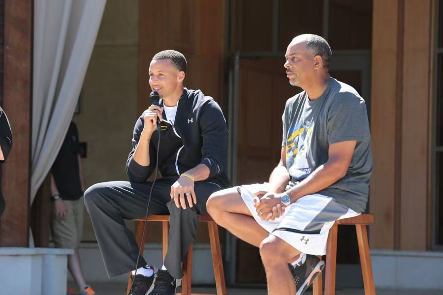 2014年6月26日-28日，勇士篮球训练营在圆石滩的史蒂文森学校（加州知名私立