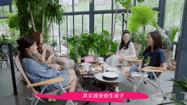 董璇少女的状态中女的担当姐姐当家 追《姐姐当家》被董璇深深吸引，她以少女的娇俏、