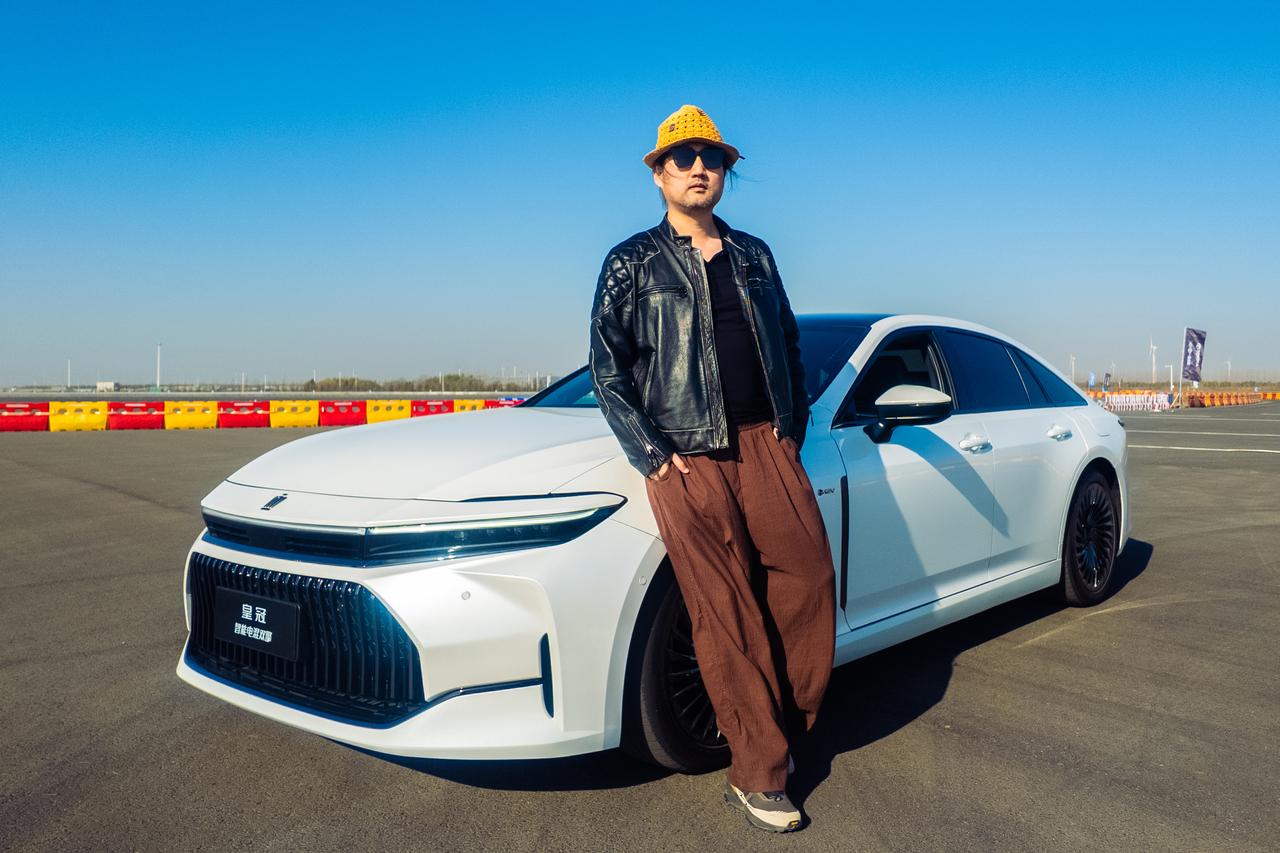 在盐城中汽中心测试场试驾了一汽丰田的亚洲龙和皇冠车型，主要体验了麋鹿测试、零百加