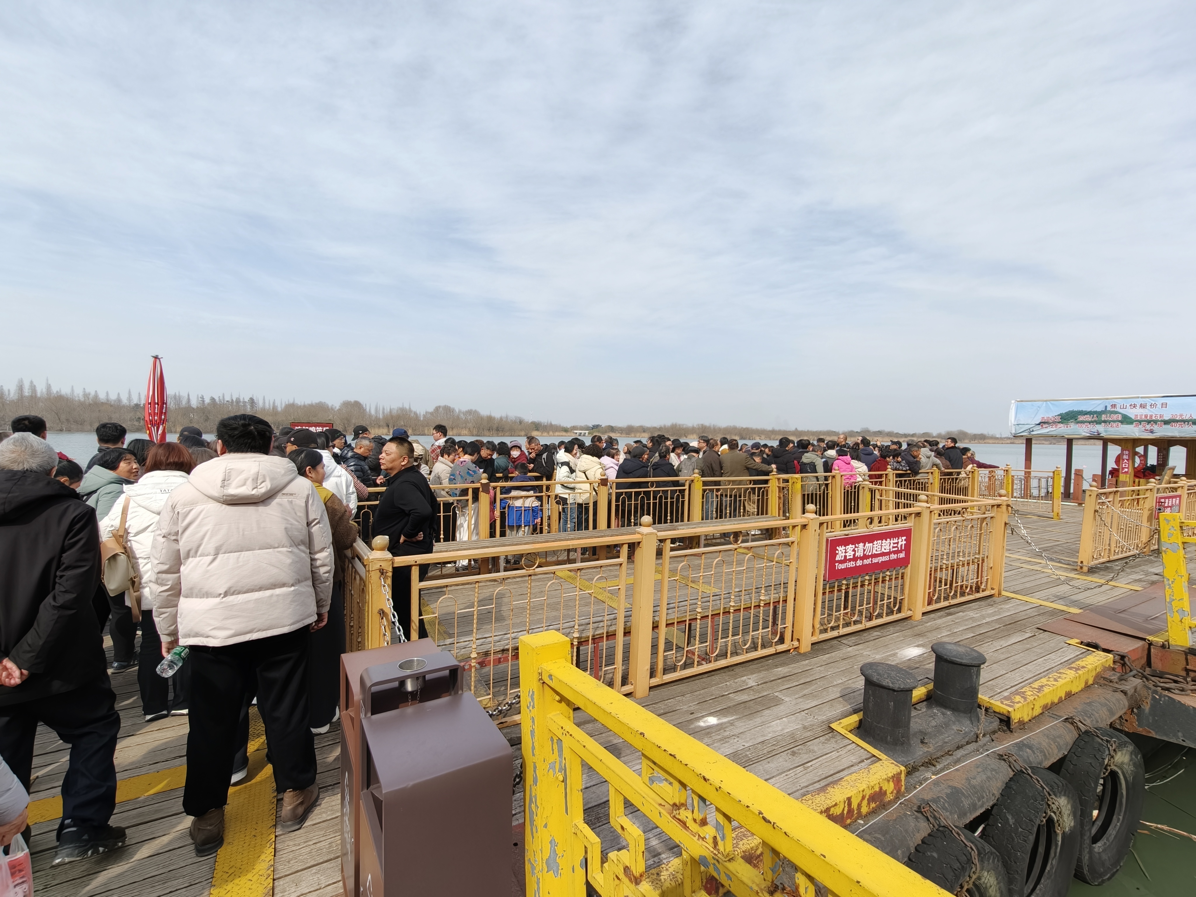 我滴娘啊，好多人等着坐船