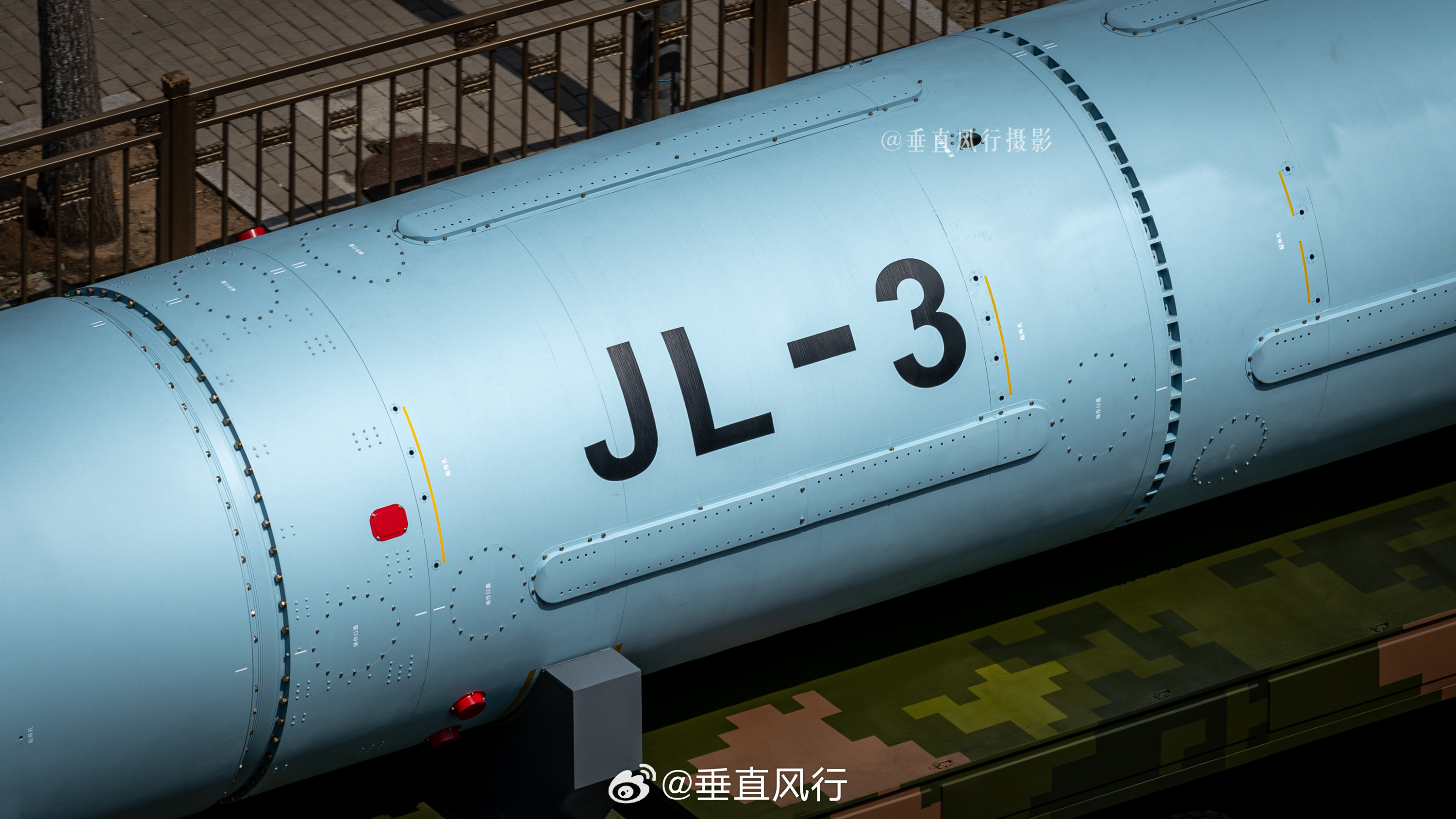 官网大图还不够清晰？看看我拍的。窃以为，去年九三阅兵上公开亮相的巨浪3型潜射洲际