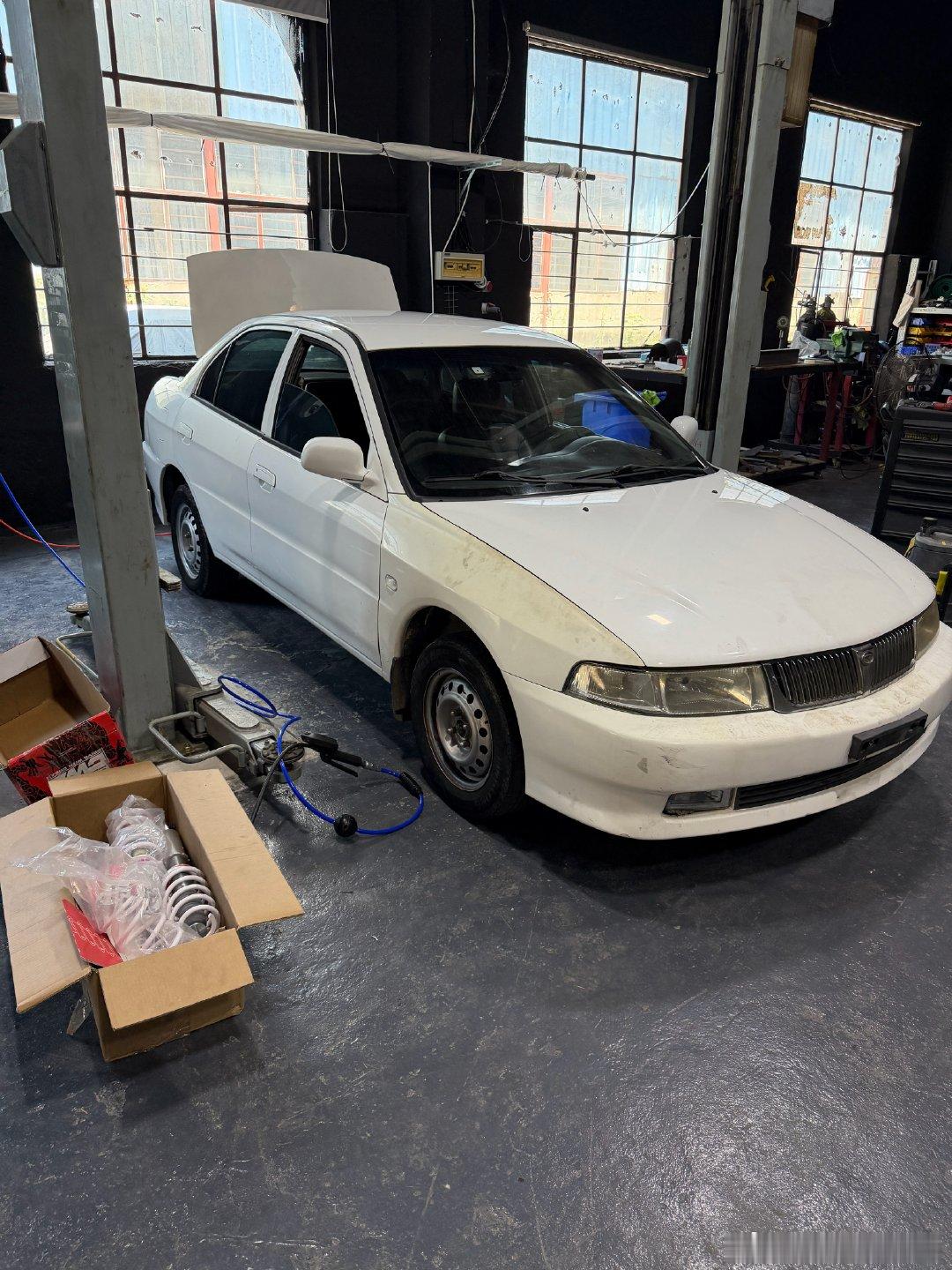 同事花 6000 块买了一个 04 年的凌帅当玩具。说车主没钱吃饭了，口袋里就剩