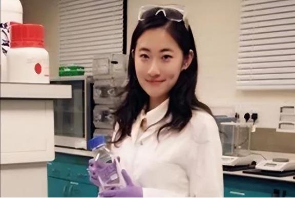 我宁愿在美国住下水道，翻垃圾!也不想回到该死的中国!”2022年，清华学生说出这