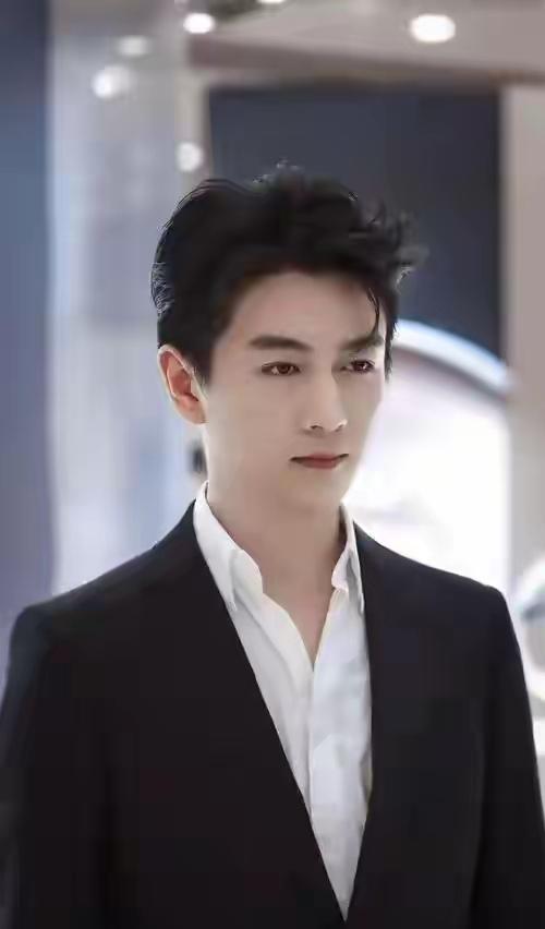 陈晓最近瘦得跟竹竿似的，粉丝都担心他身体撑不住。

可他的片酬居然反超了朱亚文和