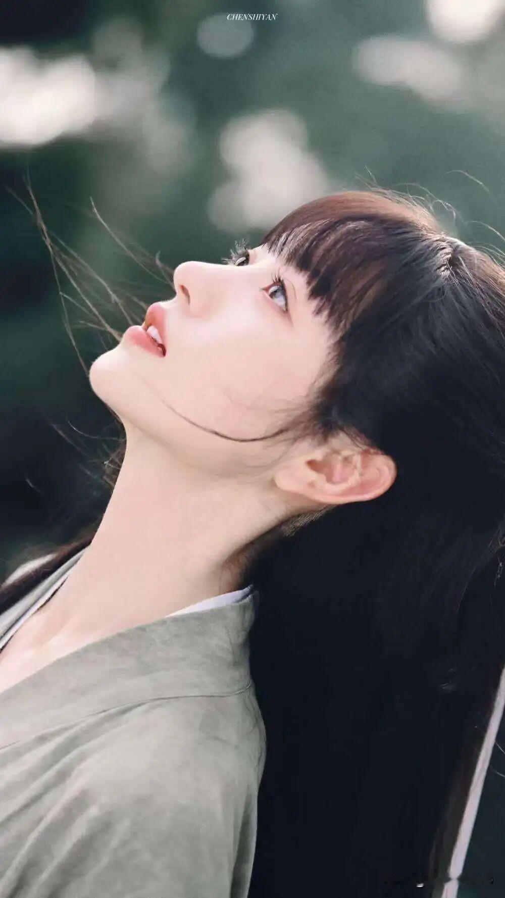 温柔时光里，静谧自然是最好的陪伴。就像晨光漫过窗棂，在老院藤架下支起小炉煮茶。那