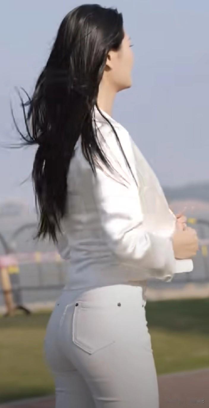 年轻时总觉得朋友满座才叫热闹，中年才懂：酒局饭局一散，能说句掏心窝子话的人，真没