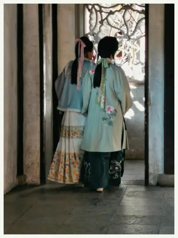 古代买丫鬟有什么用? 在古代，达官贵人，几乎家家都会买几个丫鬟。他们买丫鬟，用途