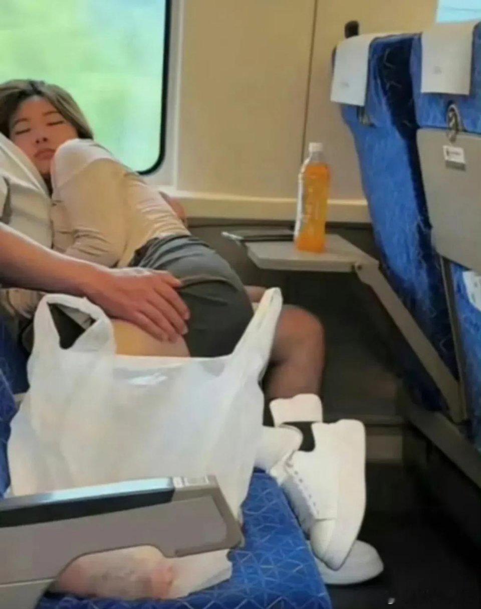 高铁上的一幕，在公共场所这样干真的合适吗。 