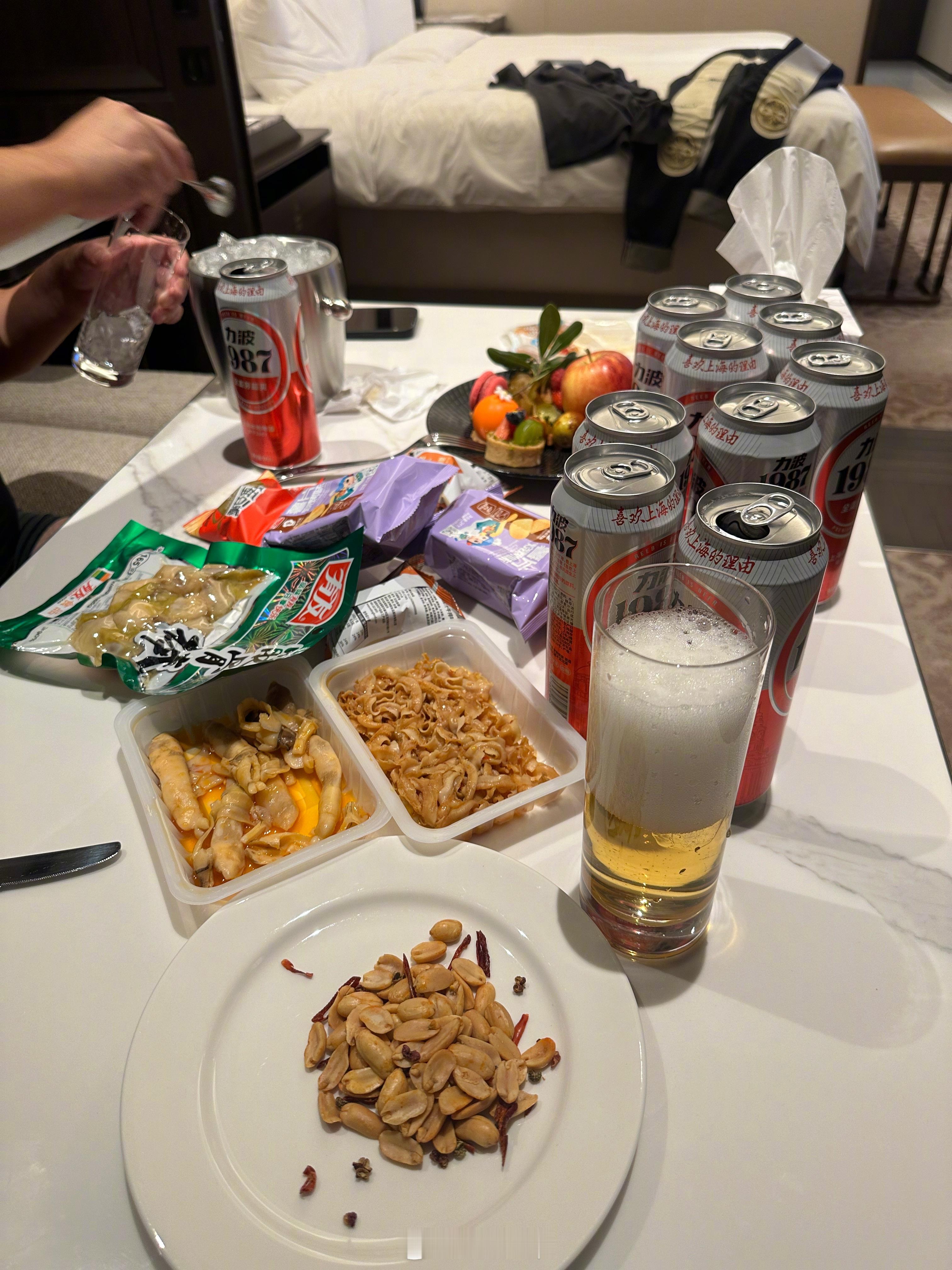 本来都要睡觉了，把我薅起来喝酒[笑cry][笑cry] ​​​