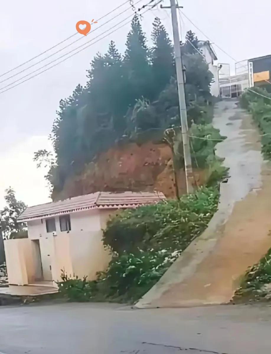 马上要过年了，想买辆车回老家，老师傅们帮看看，家门口这种路况，适合买辆什么车？十