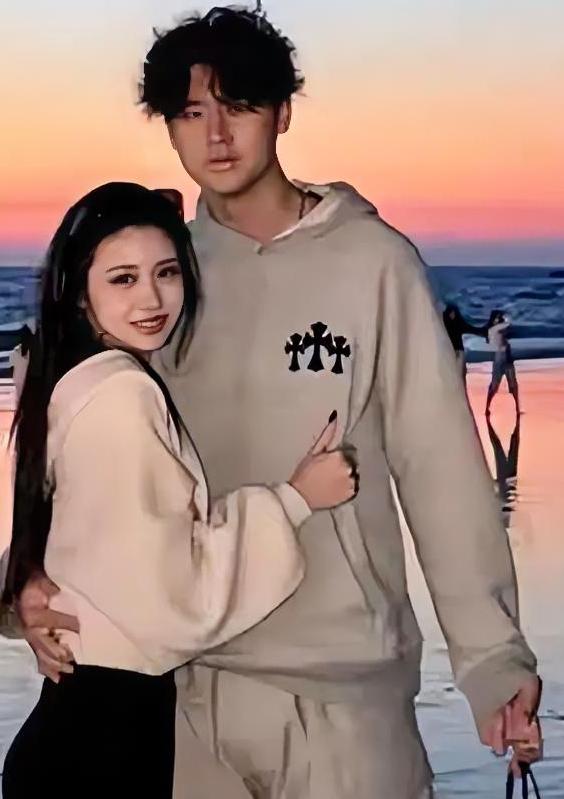 男孩子有阳刚气，看人眼神里自带性格和气场，帅得独特。不知男孩子做啥工作，如果是搞