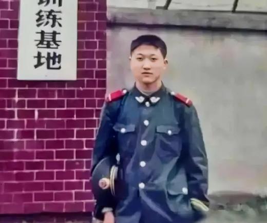2006年，3名壮汉欲拐骗一位18岁女学生至南方。车上，女生悄声求救，同车的武警