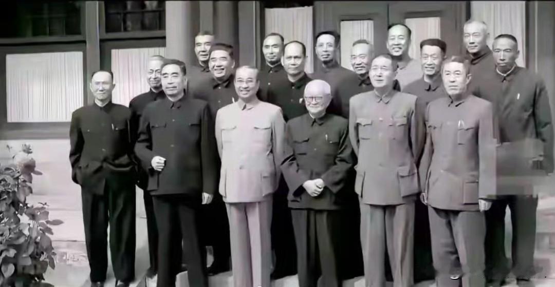 黄埔军校校友合影，除了周总理、陈赓大将外，你还能认出谁来？