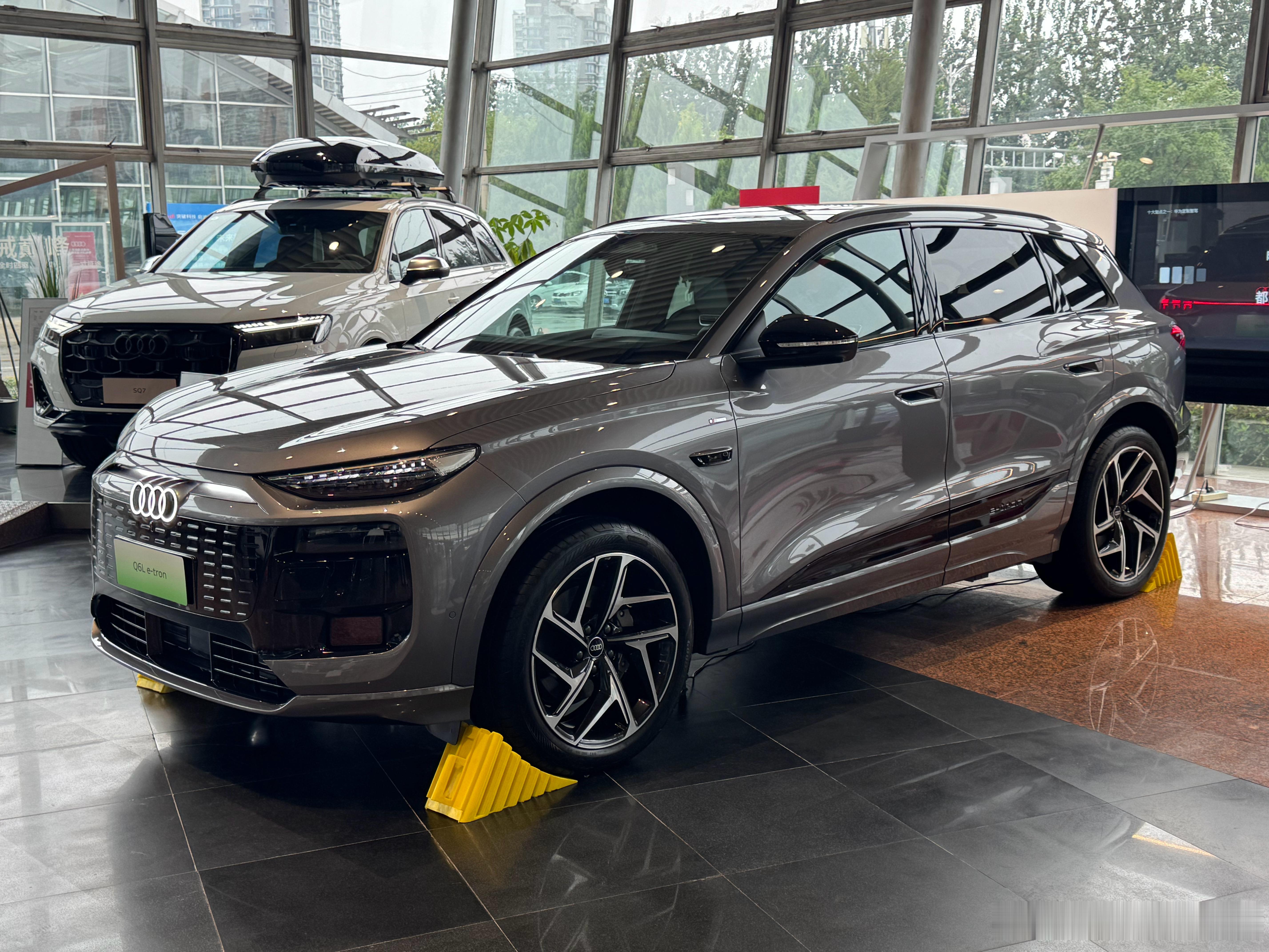 店里看了下奥迪Q6L e-tron，空间、座椅、内饰设计都在线。让我惊讶的是，这