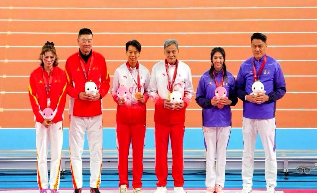 在干净的领奖台上，刘景阳的一双旧鞋子格外扎眼。

这么盛大的场面，她只能穿最拿得