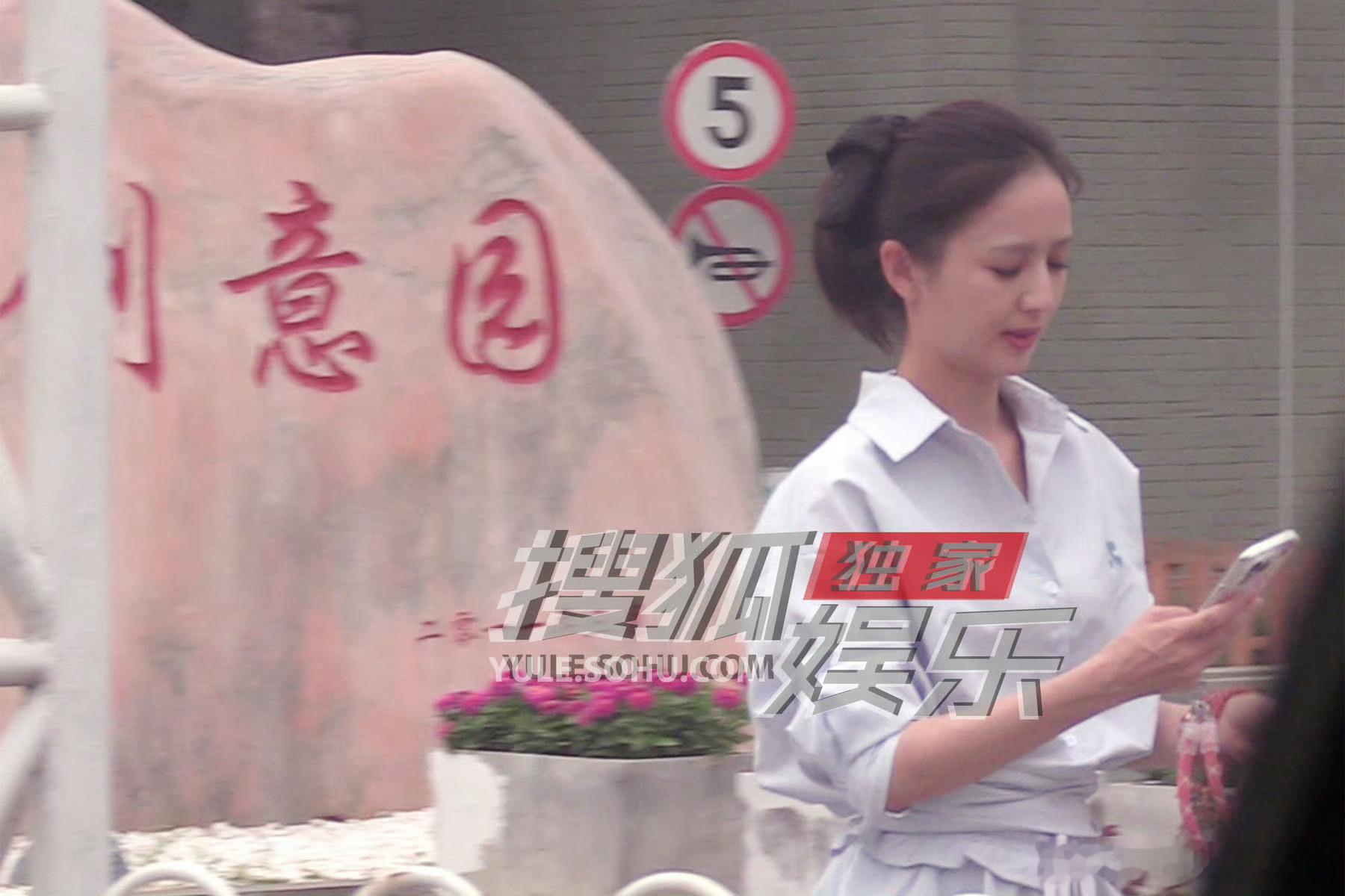 丫丫素颜还是能看出好底子 ​​​