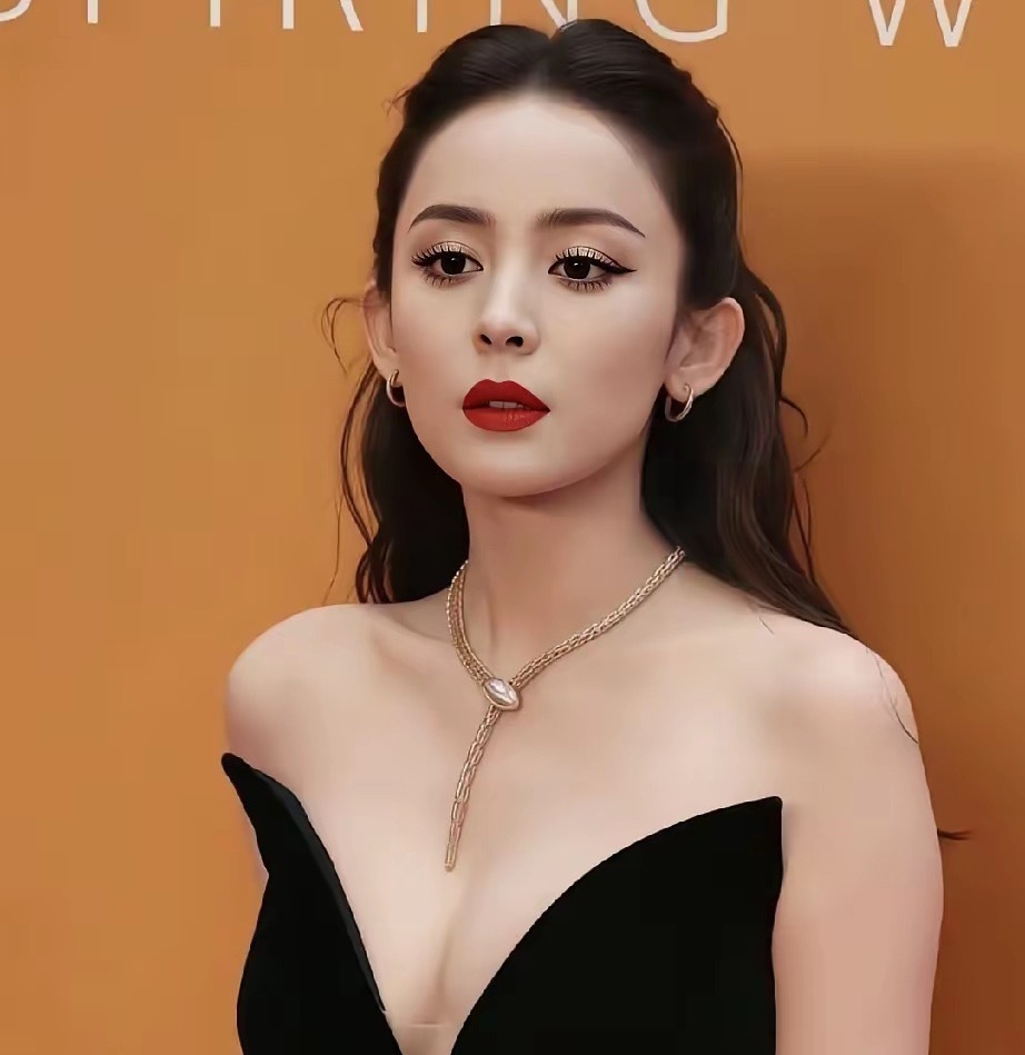 娜扎已经意识到了，以她现在的咖位，再不努力好好搞事业，内娱就真的没她啥位置了。当