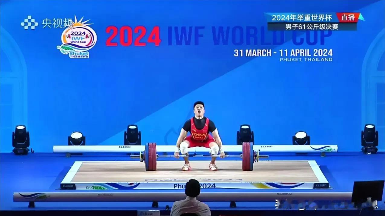 在北京时间4月2日晚刚刚结束的2024国际举联世界杯男子六十一公斤级决赛中，奥运