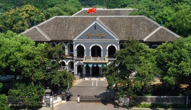 1952年，全国开展院系大调整，湖南第一师范也被列入撤并名单，眼看就要失去独立办