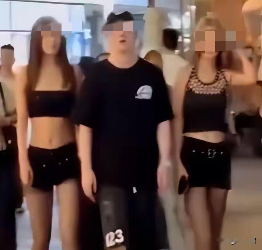 王思聪被曝恋爱期被绿，难怪孩子像王健林也不认！
 
2022年7月，黄一鸣直播时