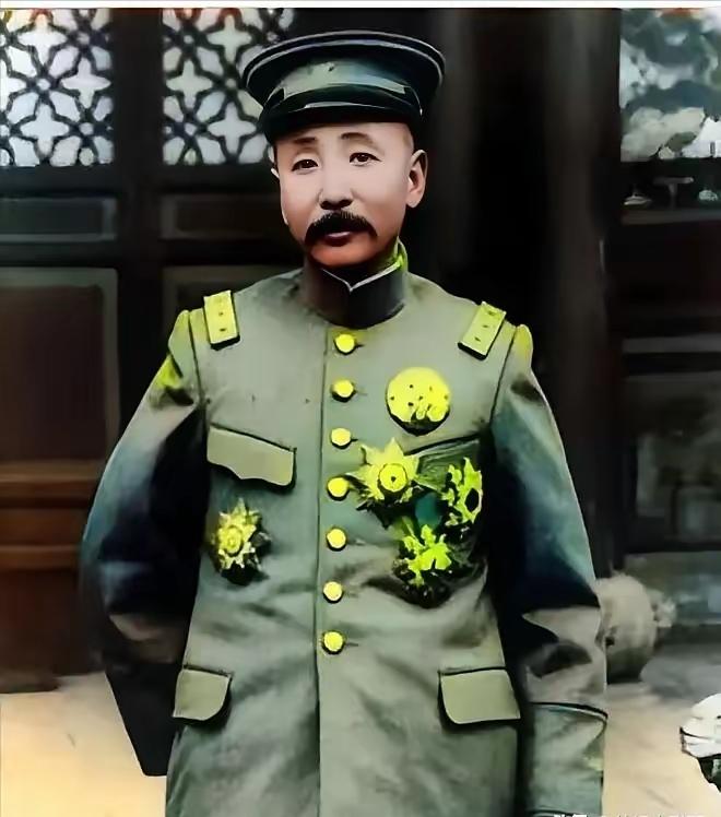 1915年，张作霖的三姨太为了泄愤，把侍女抽得遍体鳞伤。张作霖暴怒，一脚踹开房门