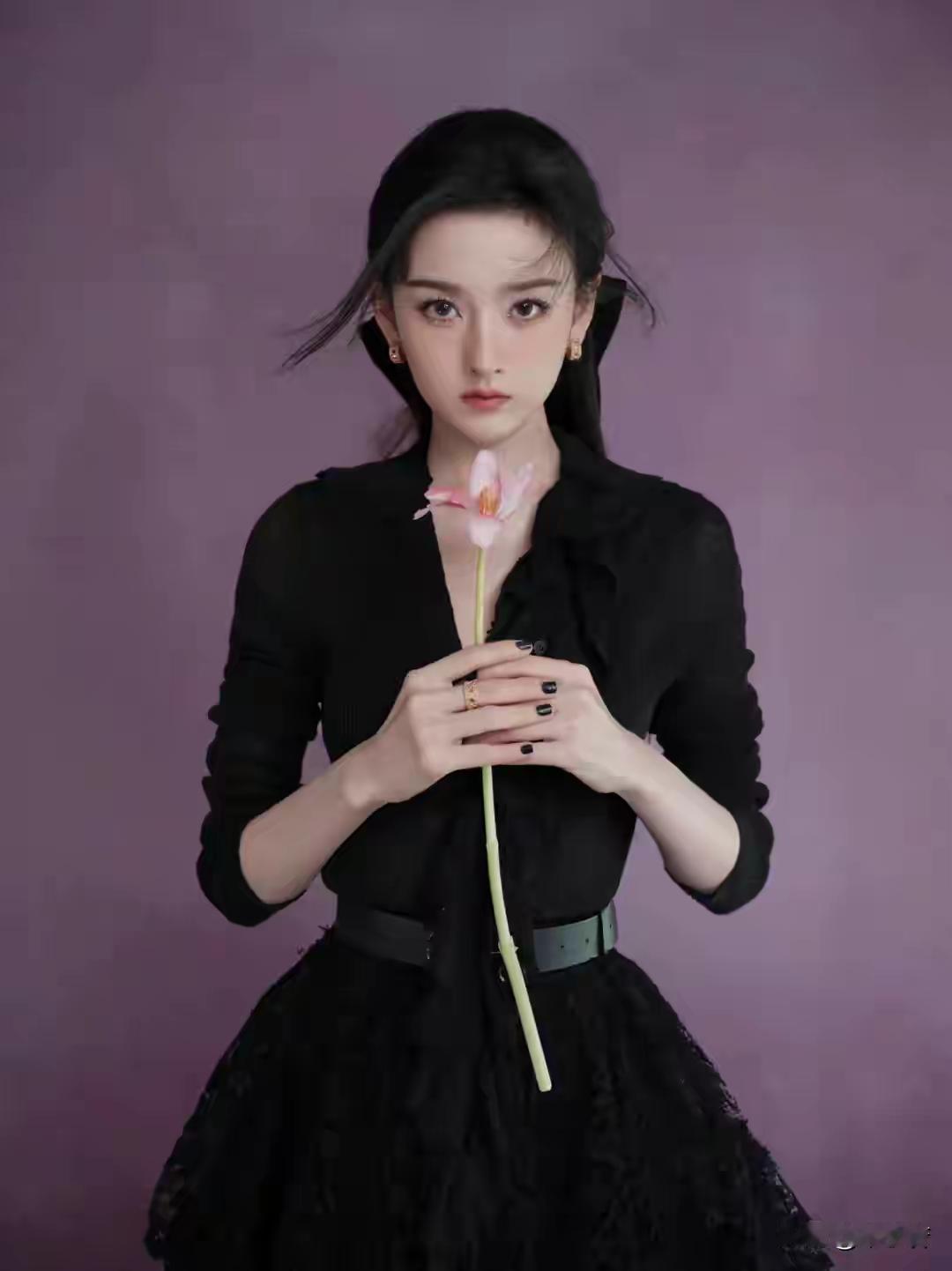 实在是太过分了！演员宋祖儿遭到男子强行求婚，伸手拦车当场拿出戒指，宋祖儿在车中被