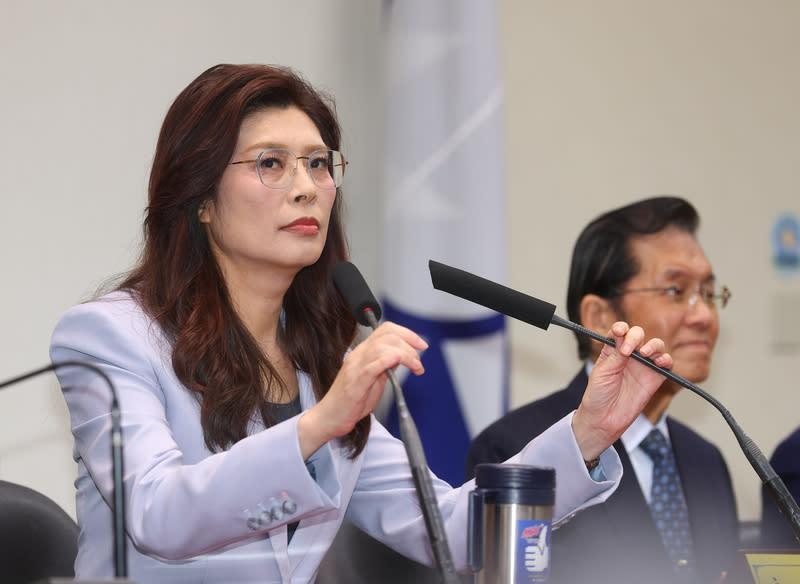 岛内吵翻了！郑丽文表态台湾不是一个国家之后，8 月 11 日萧旭岑公开站台力挺，