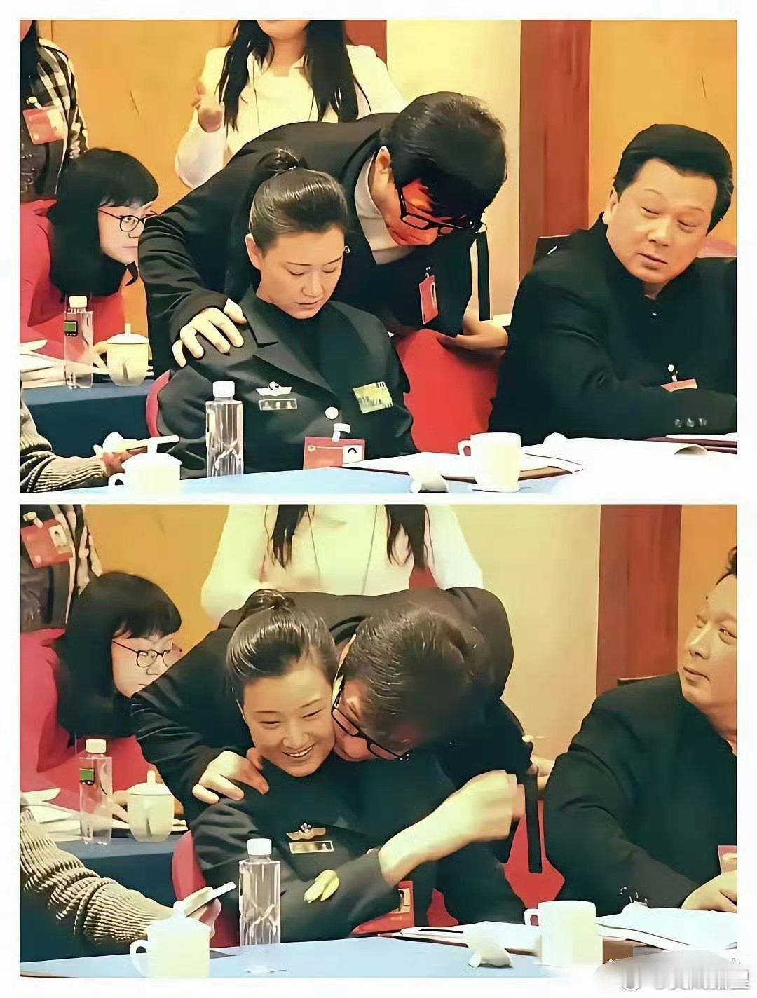 成龙这未免也太过分了吧不分场合不看对象的亲昵动作 