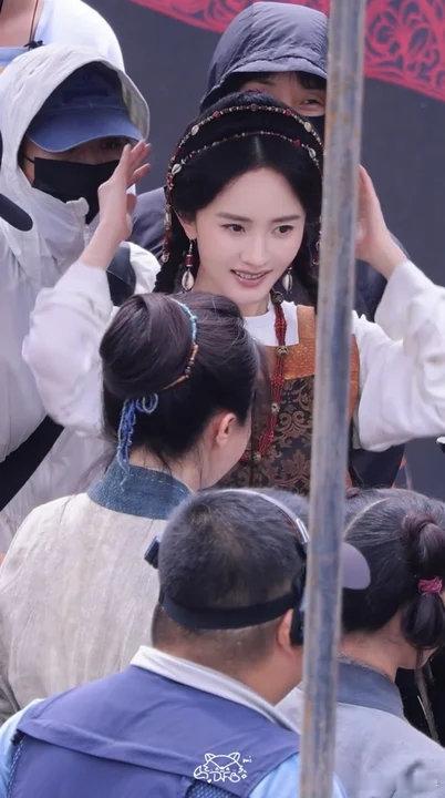 杨幂董璇为刘奕君庆祝生日片场好欢乐！杨幂董璇片场为刘奕君老师庆祝生日啦🈶~杨幂