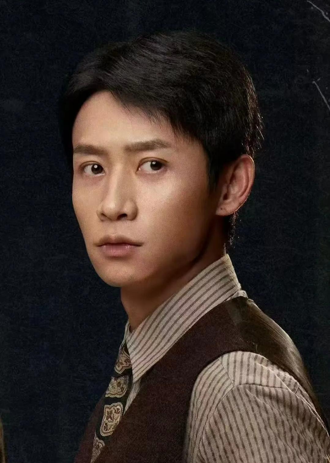 魏晨拿下华鼎奖视帝那天，我刷到一条旧视频，他和老婆于玮穿校服在琴房门口合影，配文