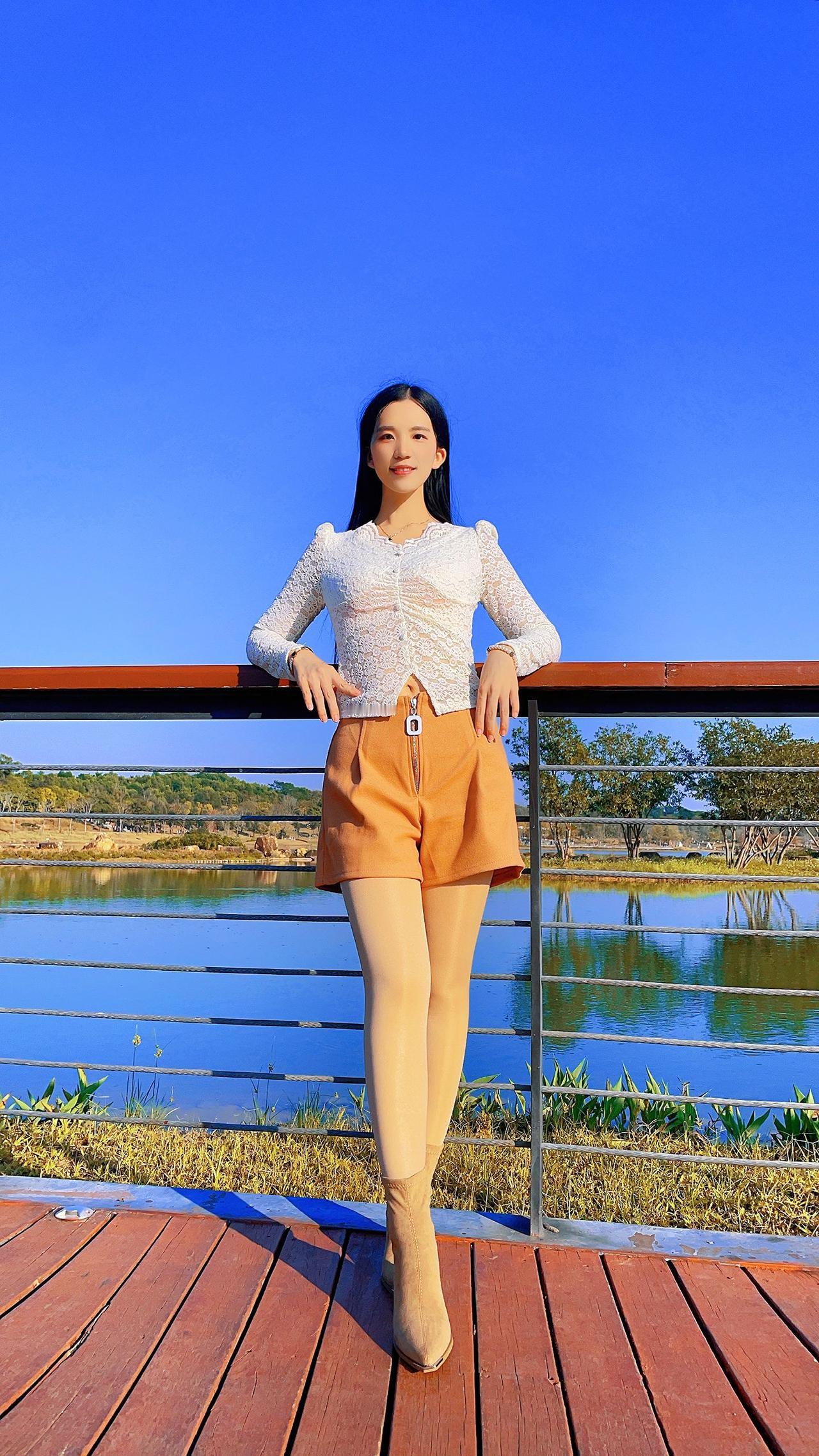 张学良与宋美龄的友谊跨越风雨，从青春年少到暮年时光。宋美龄多次为被囚的张学良奔走