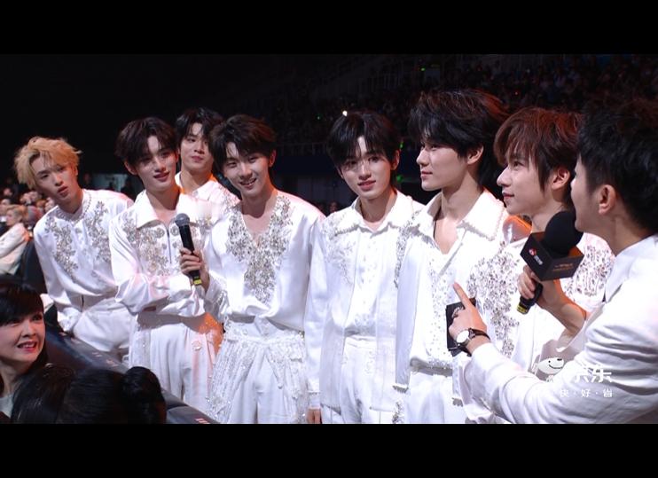 #王嘉尔 咩都唔好讲身体为主##时代少年团第二套造型# ​​​